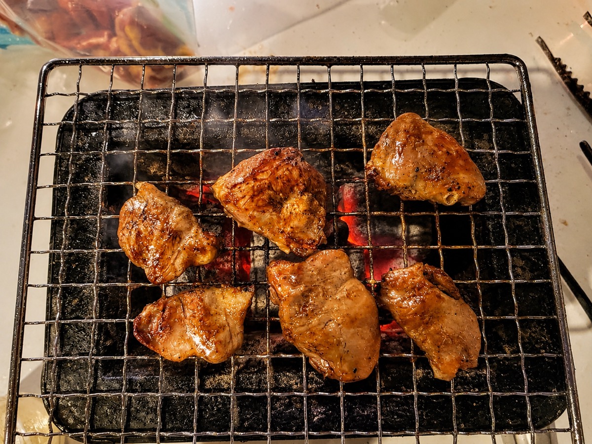 炭火でハツを焼いている。焼き色がついてきた状態