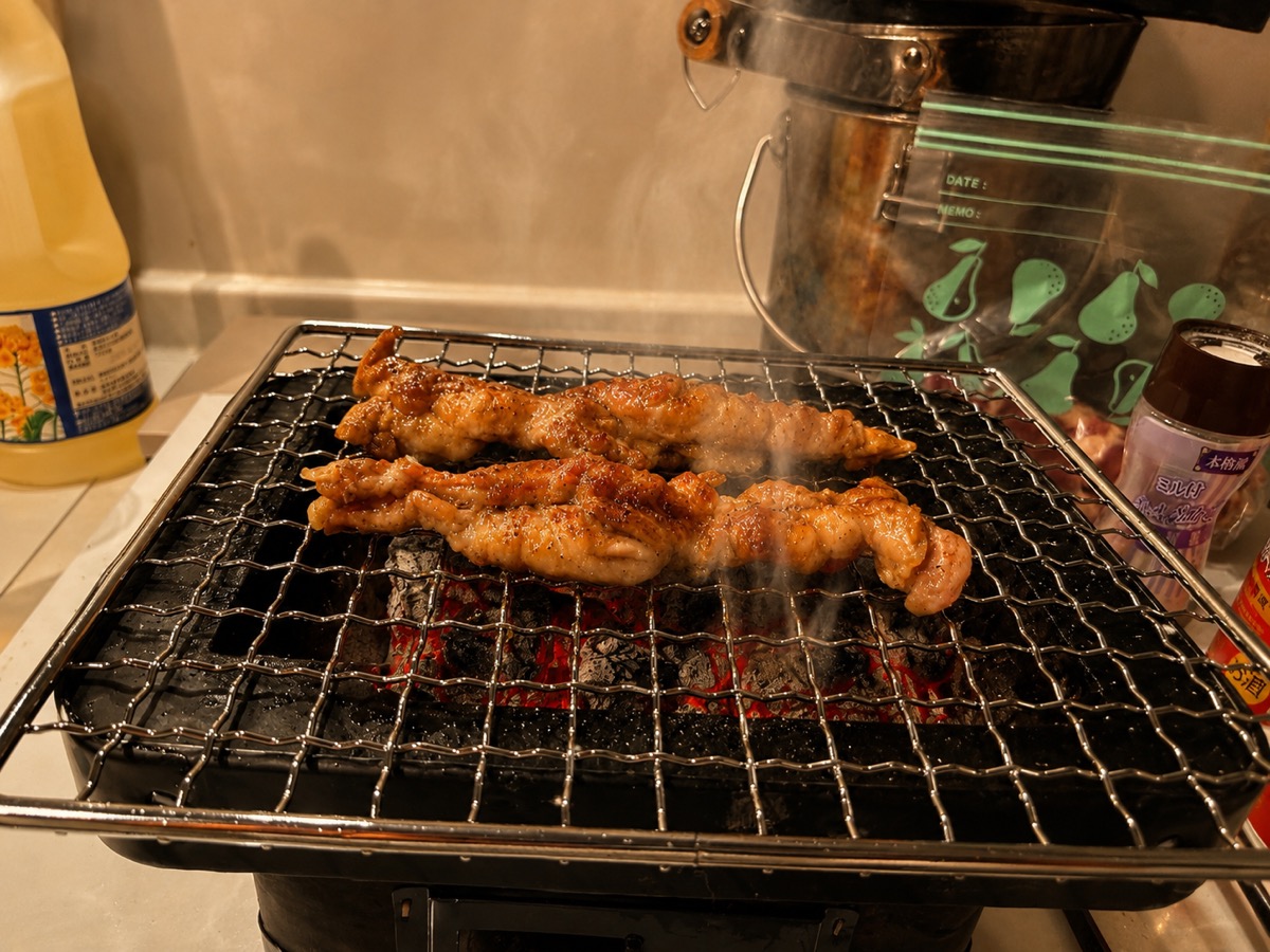 七輪でせせりを炭火焼きにしている