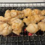 ミニ七輪の網に並べた味付きシマチョウ