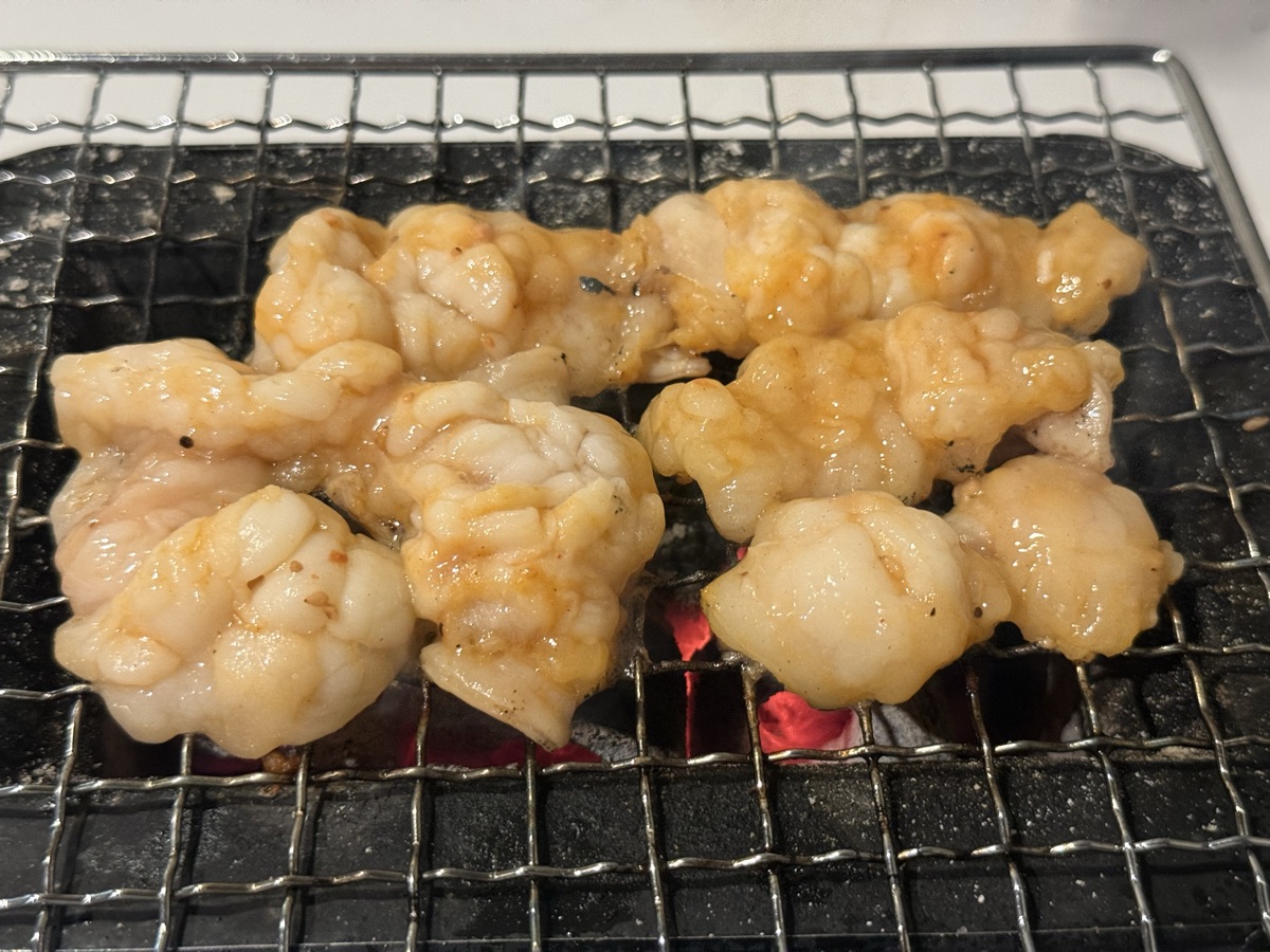 ミニ七輪の網に並べた味付きシマチョウ