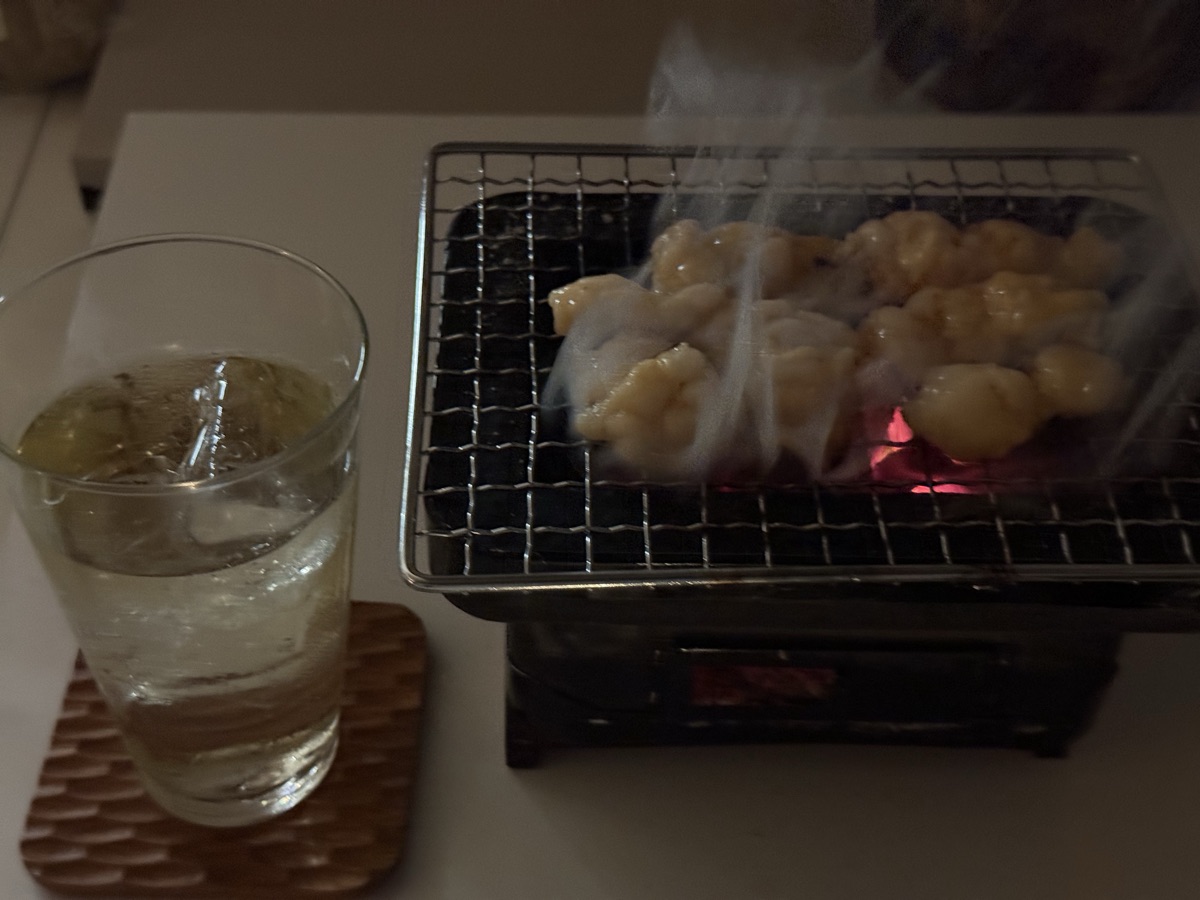 脂が落ちて煙が立ちのぼるミニ七輪